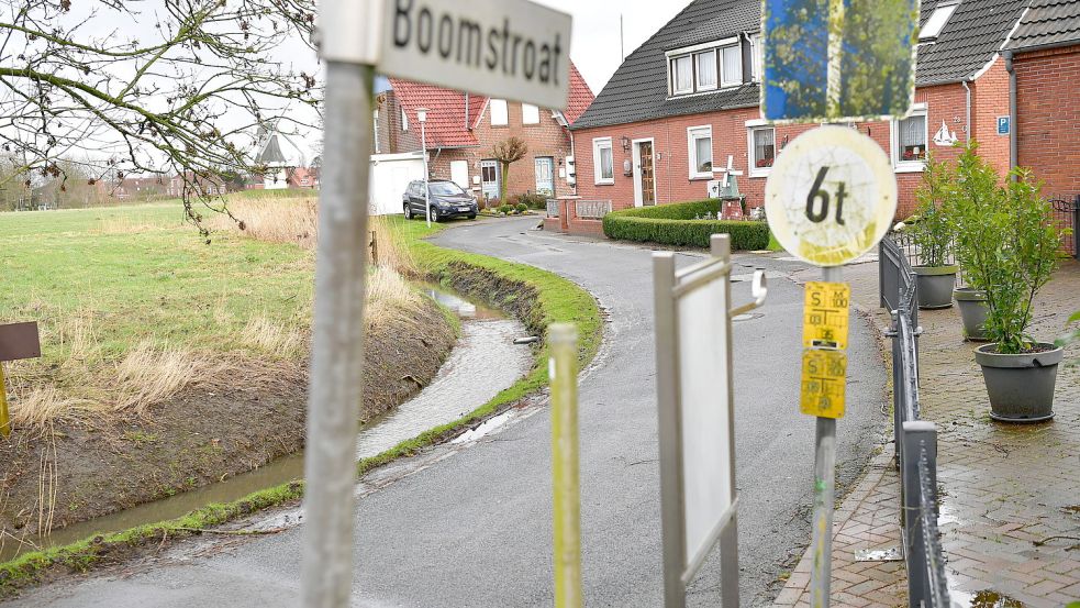 Darf baulich in den kommenden mindestens zwei Jahren nicht sonderlich verändert werden: das Gebiet Boomstroat sowie weitere zwei Straßen in Greetsiel. Foto: Wagenaar/Archiv