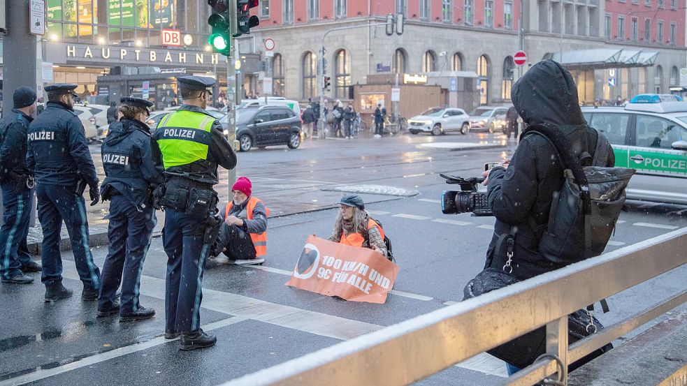 Die „Letzte Generation“ blockiert regelmäßig Straßen. Die Razzia gegen Mitglieder hatte andere Gründe. Foto: imago images/aal.photo