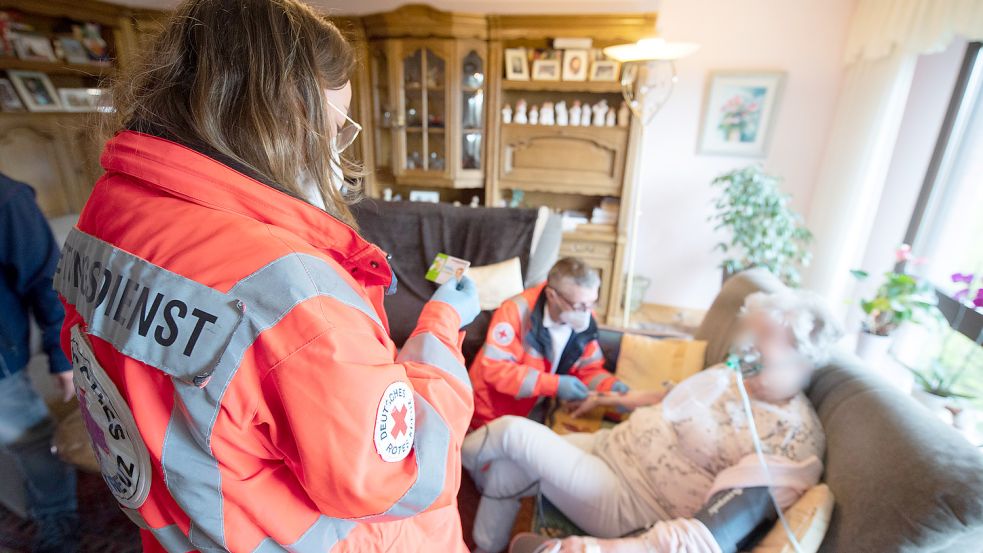 Der Landkreis Leer ist auf Rettungsdienst-Unterstützung aus den Nachbarkreisen angewiesen. Symbolfoto: Roessler/dpa