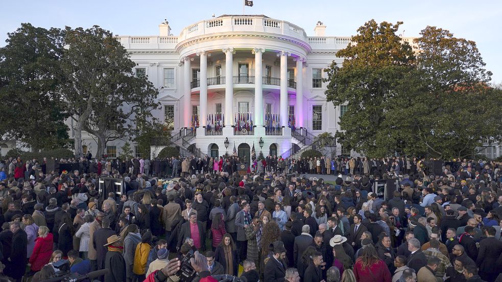 Etliche Menschen nehmen auf dem Südrasen des Weißen Hauses am Dienstag an einer Zeremonie teil. US-Präsident Biden hatte zuvor das Gesetz zum Schutz gleichgeschlechtlicher Ehen unterzeichnet. Foto: dpa/Andrew Harnik
