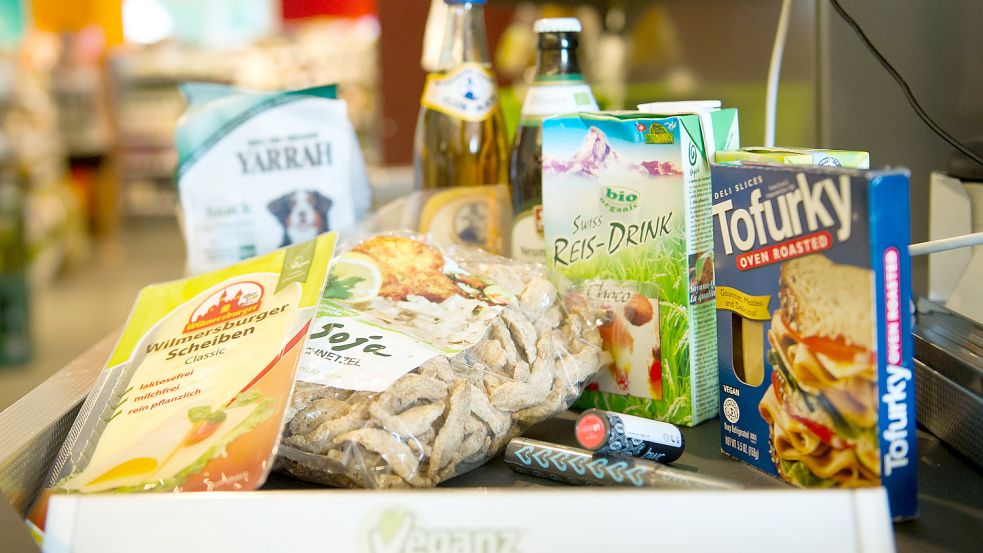 Vegane oder vegetarische Alternativen sind häufig ziemlich teuer. Mit verantwortlich ist dafür auch der Staat. Foto: Ole Spata/dpa