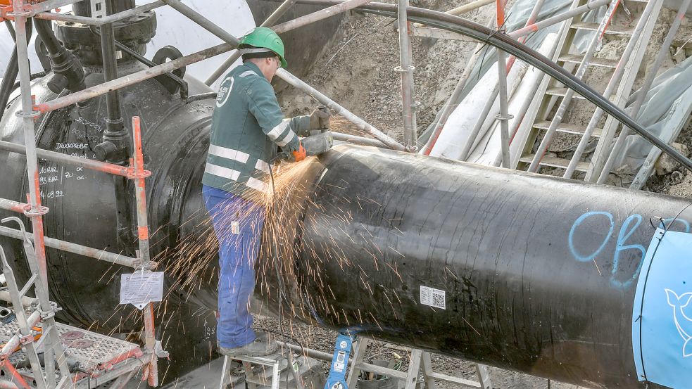 Die letzten Arbeiten an der Wilhelmshavener Anbindungsleitung, die in dieser Baugrube bei Etzel an das Gasfernleitungsnetz angeschlossen wird. Foto: Ortgies