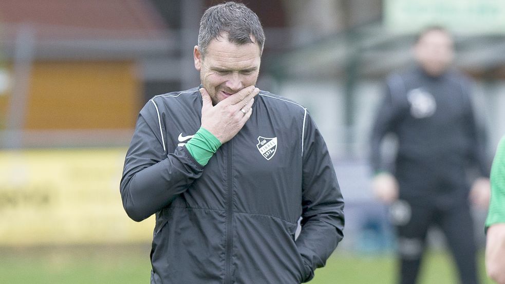 Firrels Trainer Bernd Grotlüschen hat im neuen Jahr in der Defensive noch mehr die Qual der Wahl als ohnehin schon. Foto: Doden, Emden