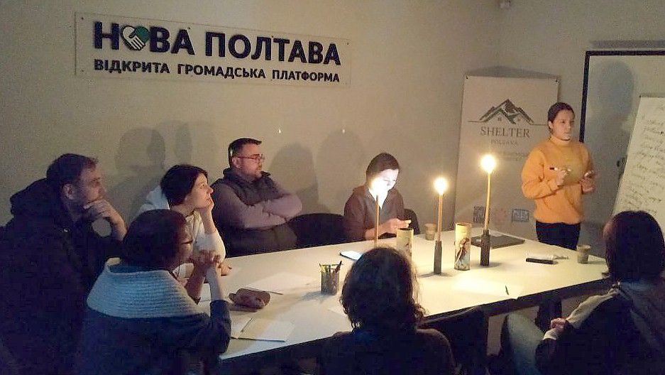 Im Hintergrund des Bildes steht „Neues Poltava!“, eine Nicht-Regierungs-Organisation, deren den Räumen für Seminare genutzt werden können. Foto privat