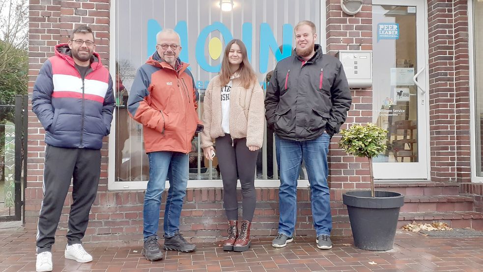 Chuck Nießit (Kassenwart der Peer-Leader, von links), Harald Kleem (1. Beisitzer der Peer-Leader), Sonya Martyshchuk (Europäischer Freiwilligendienst) und Malte Frederichs (Zweiter Vorsitzender der Peer-Leader) wollen für mehr Strom in der Ukraine sorgen. Foto: Scherzer