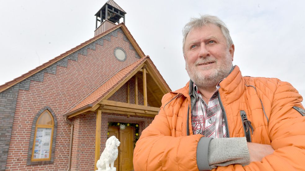 Gerhard Janssen posiert vor seiner Hochzeitskapelle in Middels. Fotos: Archiv/Ortgies