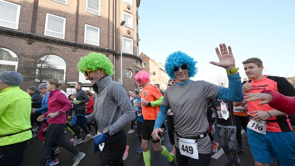 2019 wurde der Silvesterlauf bislang das letzte Mal veranstaltet. Damals gingen ein paar Läufer verkleidet an den Start. Archivfoto: Steenhoff