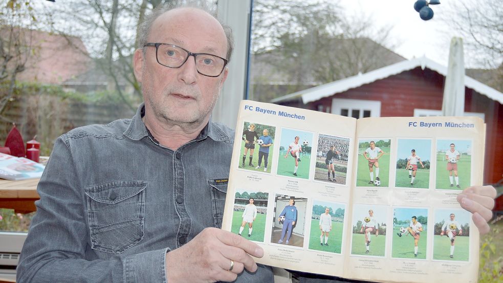 Wilhelm Röben besitzt ein wahres Schmuckstück: Ein Fußball-Album aus der Bundesliga-Saison 1967/68. Fotos: Weers