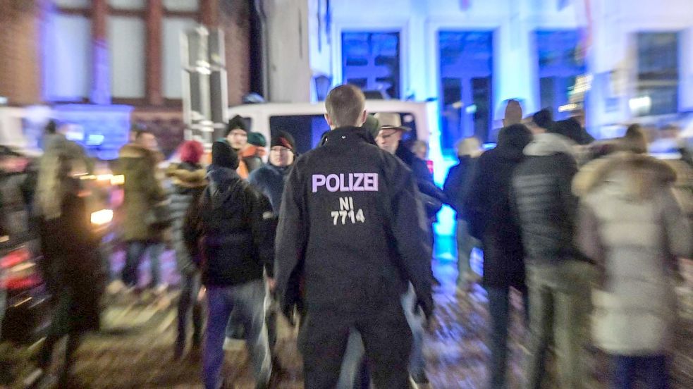 Seit einem Jahr kommen in Leer wöchentlich Gegner der Coronapolitik zusammen. Foto: Ortgies/Archiv