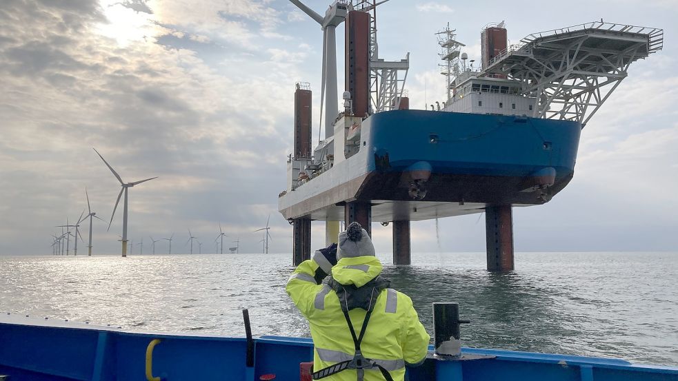 Ein sogenanntes Errichterschiff vor einem Windrad im Offshore Park Riffgat vor Borkum. Foto: Oltmanns