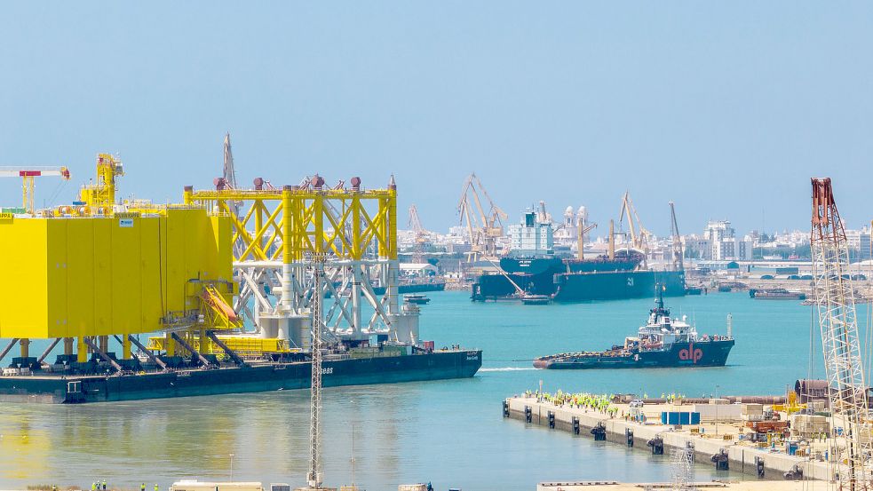 Die Konverterstation DolWin Kappa wird aus dem spanischen Hafen Cadiz abgeholt. Foto: Tennet
