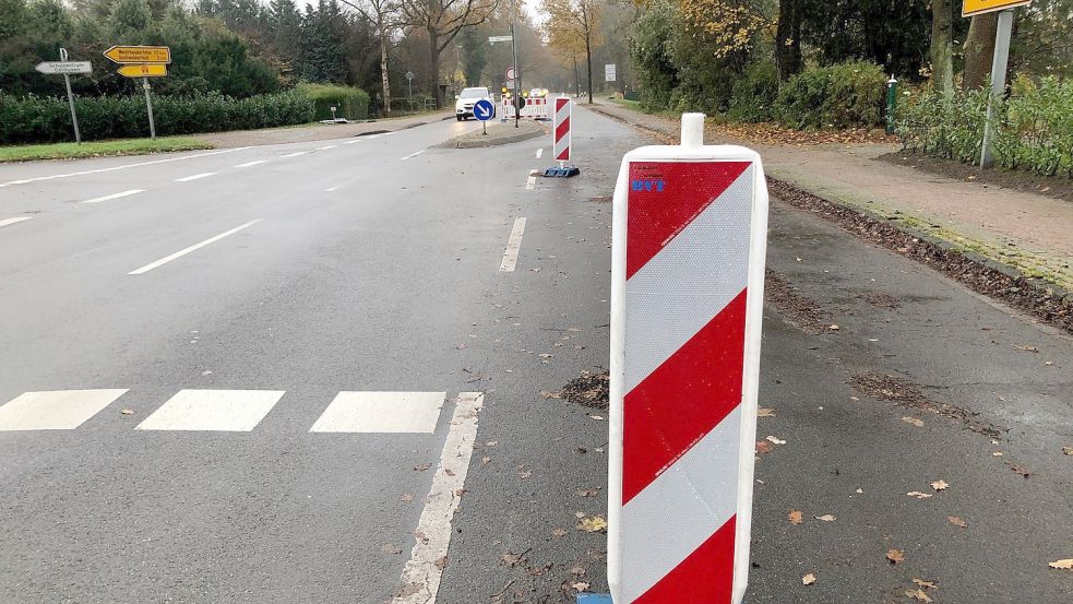Eigentlich sollte der Verkehr ab Ende November wieder auf der Bundesstraße 70 rollen sollen. Doch Verkehrsteilnehmer, die aus Richtung Leer kommen, müssen weiterhin die B 70 verlassen und die Umleitungsstrecke über Großwolde, Flachsmeer, Völlenerkönigsfehn und dann über Papenburg zur B 70 nutzen. Foto: Ammermann