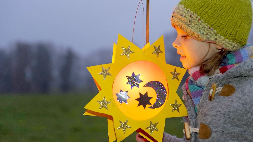 So stimmungsvoll leuchten nur echte Kerzen in der Laterne Foto: imago images/imagebroker/Bildverlag Bahnmüller