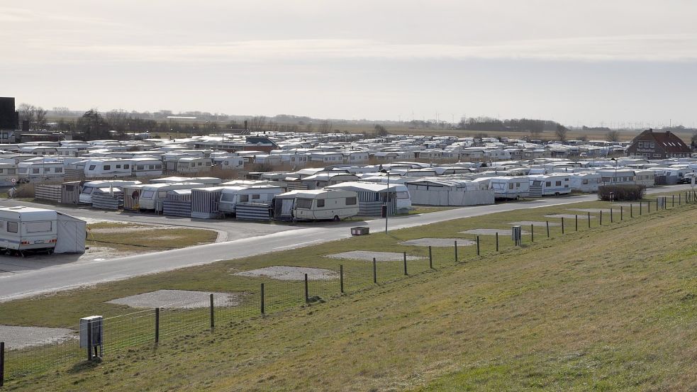 Der Campingplatz von Neuharlingersiel ist beliebt bei Dauer- und Kurzzeitgästen. Hier können die in unmittelbarer Nähe zum Deich das ganze Jahr über Nordseeluft schnuppern. Foto: Ullrich/Archiv