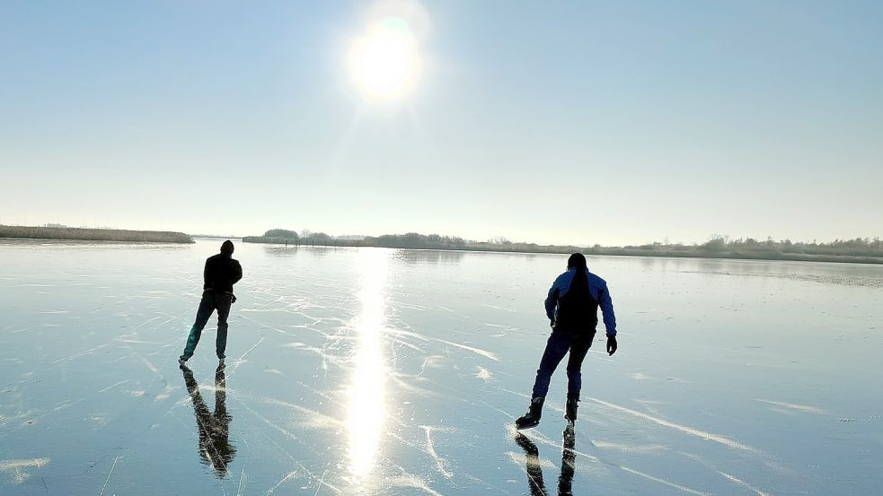Dem Sonnenuntergang entgegen. Diese Schöfler genossen am Mittwochabend die traumhaften Bedingungen in vollen Zügen. Foto: Lilienthal