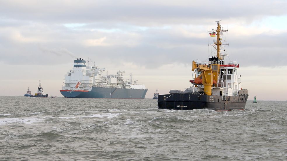 Die „Hoegh Esperanza“ kurz vor ihrem Anleger vor Wilhelmshaven. Foto: Oltmanns
