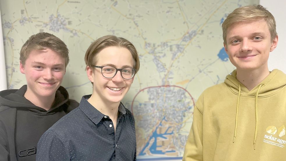 Malte Kröger-Vodde (von links), Ihno Tammena und Jannik Vogler gehören zum Vorstand des Jugendparlamentes in Emden. Foto: Päschel