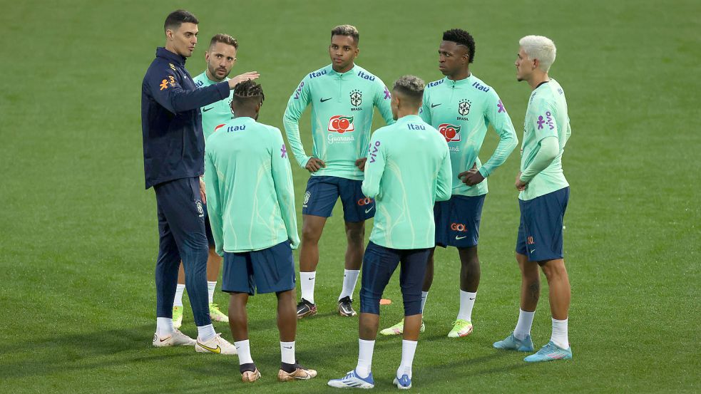 Bis vor wenigen Tagen hörten die Brasilianer um Real-Madrid-Star Vinicius Junior (Zweiter von rechts) im Training auch auf die Anweisungen von Co-Trainer Matheus Bachi. Foto: Imago