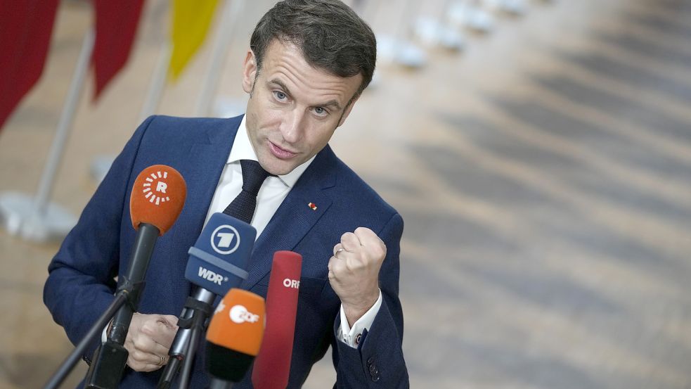 Volle Schlagkraft: Frankreichs Präsident Emanuelle Macron beim EU-Gipfel. Das 9. Sanktionspaket gegen Russland ist beschlossen. Foto: picture aliance/dpa/AP