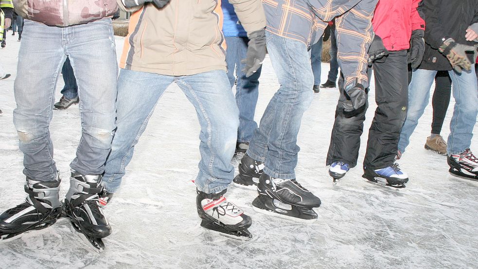 Besonders Kinder zieht auf es auf die Eisfläche. Foto: Meyer/Archiv