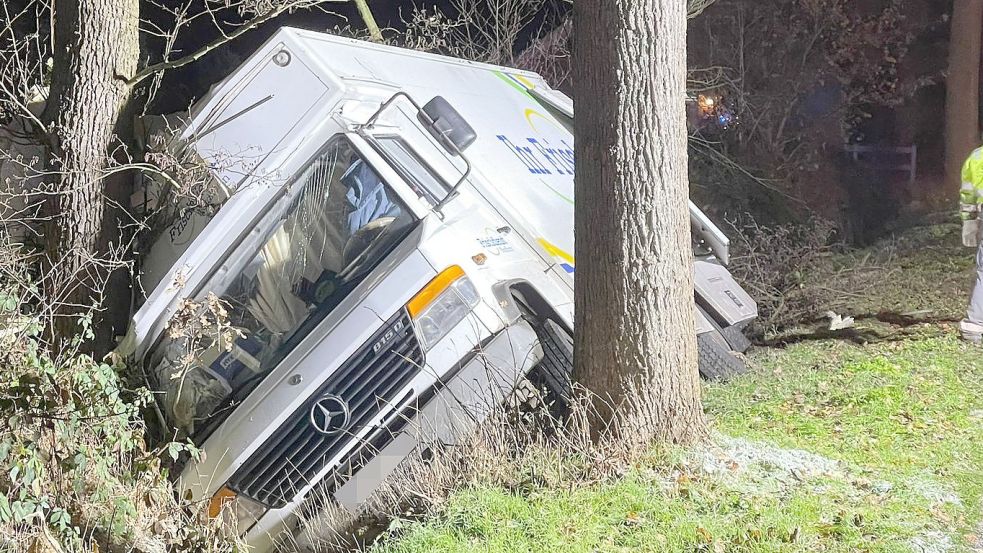 Die Fahrerin wurde bei dem Unfall leicht verletzt. Fotos: Feuerwehr