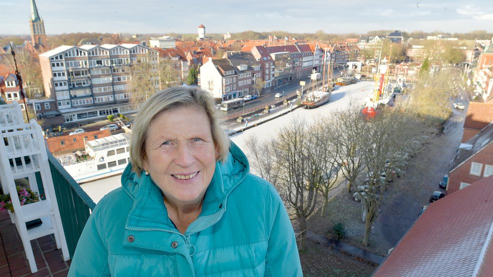 Von ihrem Balkon zur Nordseite sieht Friederieke Junkhoff auf den Ratsdelft und die Dächer der Stadt. Fotos: Ortgies