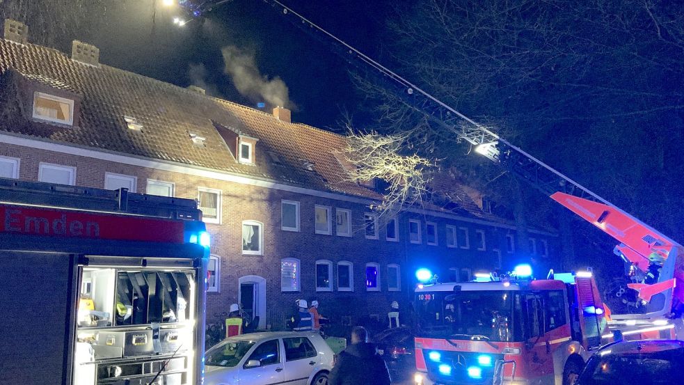 Nächtlicher Feuerwehr-Großeinsatz in Barenburg. Die Helfer verhinderten, dass der Zimmerbrand auf den Dachstuhl des Gebäudes übersprang. Foto: Feuerwehr Emden