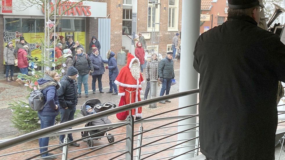 Viele Norder und sogar der Weihnachtsmann ließen sich von den Melodien des Stadtorchesters mitreißen. Foto: Rebecca Kresse