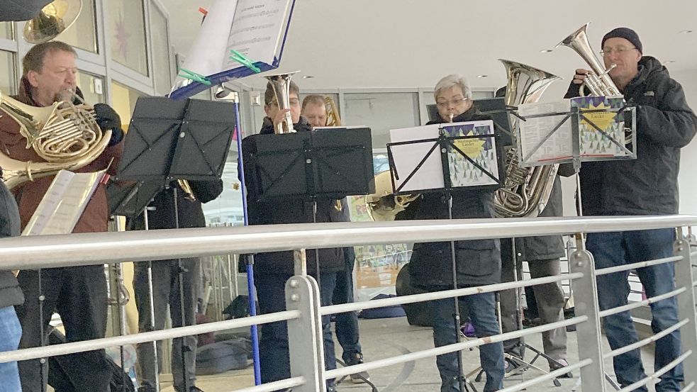 Bekannte Weihnachtslieder spielte das Norder Stadtorchester am Sonnabend im neuen Weg. Foto: Rebecca Kresse