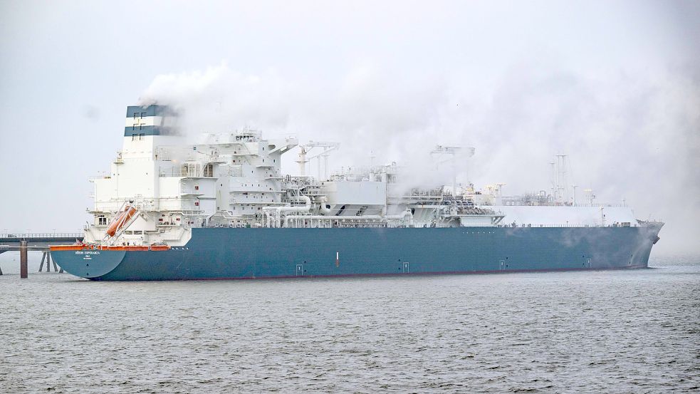 Nach nur knapp zehn Monaten Planungs- und Bauzeit ist am Samstag das erste deutsche Terminal für den Import von Flüssigerdgas (LNG) in Wilhelmshaven eröffnet worden. Foto: Sina Schuldt/dpa