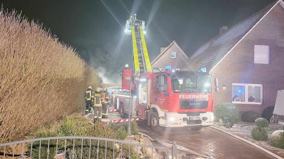 Die Feuerwehr setze auch eine Drehleiter ein. Foto: Feuerwehr Großefehn