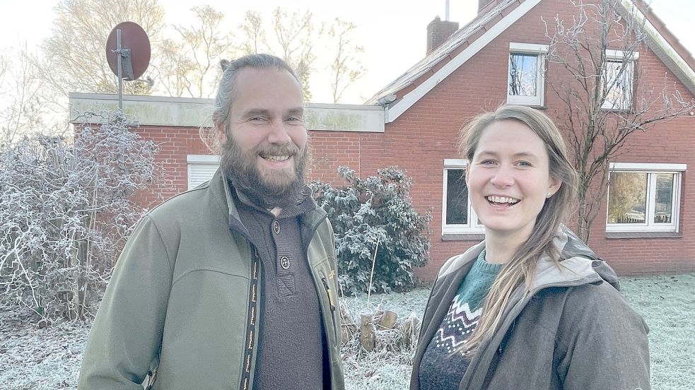 Das Paar und sein Projekt: Jan Fischer und Stephanie Fäustel stehen im vereisten Garten ihres Hauses. Foto: Päschel