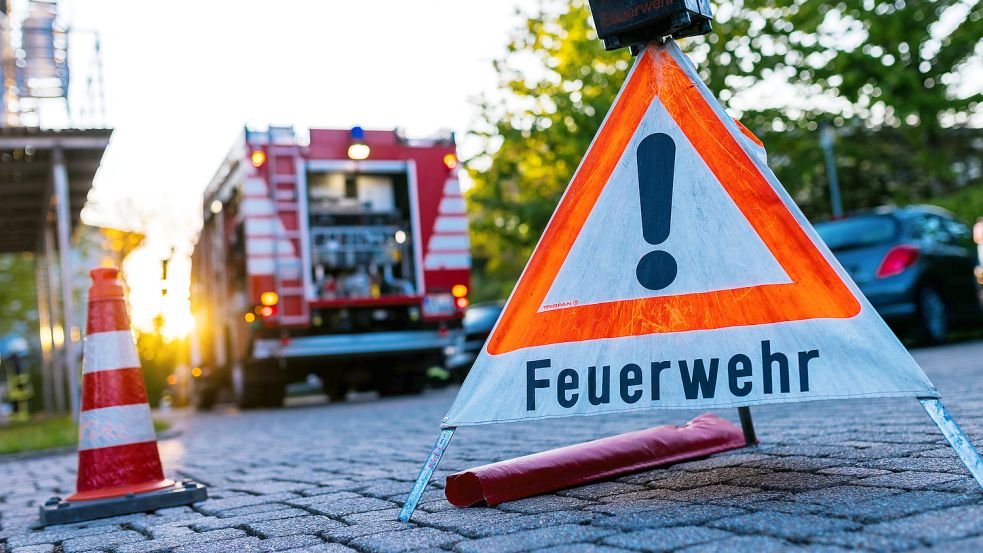 Über 70 Feuerwehrkräfte haben am Sonntag einen Dachstuhlbrand in Bremen-Kattenesch gelöscht Foto: Philipp von Ditfurth / dpa