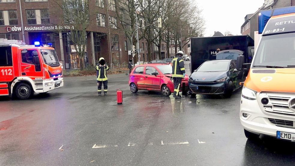 Beim Abbiegen missachtete der Fahrer des roten Seats die Vorfahrt einer Emderin. Beim Zusammenstoß wurden insgesamt drei Menschen verletzt. Foto: Feuerwehr