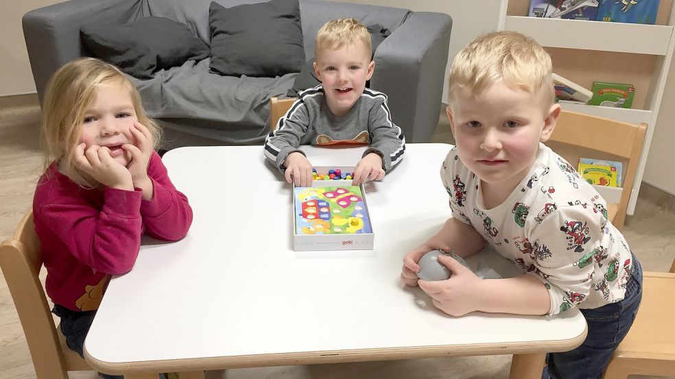 Mila (von links), Joost und Christian besuchen die Kindergartengruppe im Pflegeheim. Foto: Rümmele