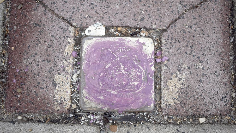 Das Foto zeigt den Stolperstein, der mit Farbe beschmiert worden ist. Foto: Polizei