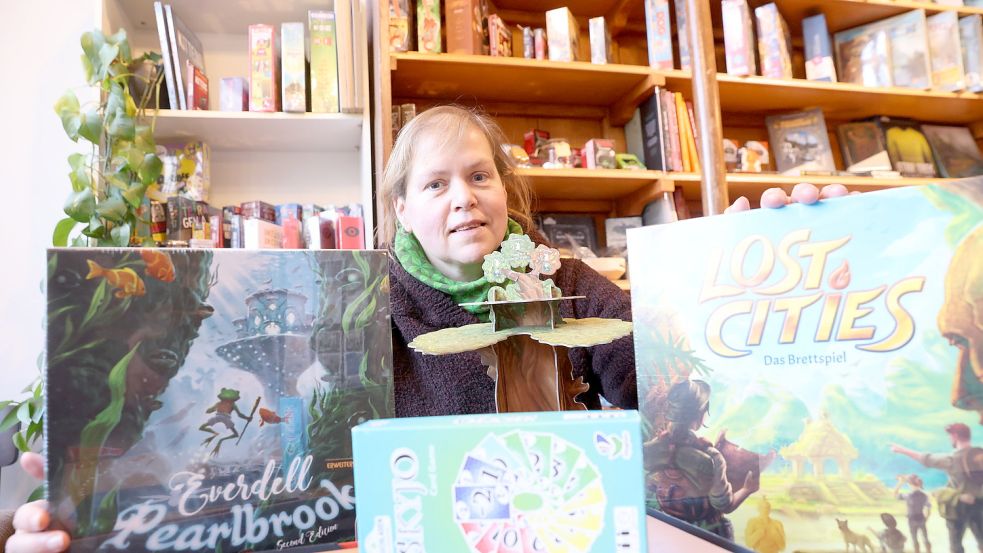 Marion Janßen vom „Buchladen in der Altstadt“ in Leer zeigt ein paar der Spiele-Empfehlungen. Foto: Hock