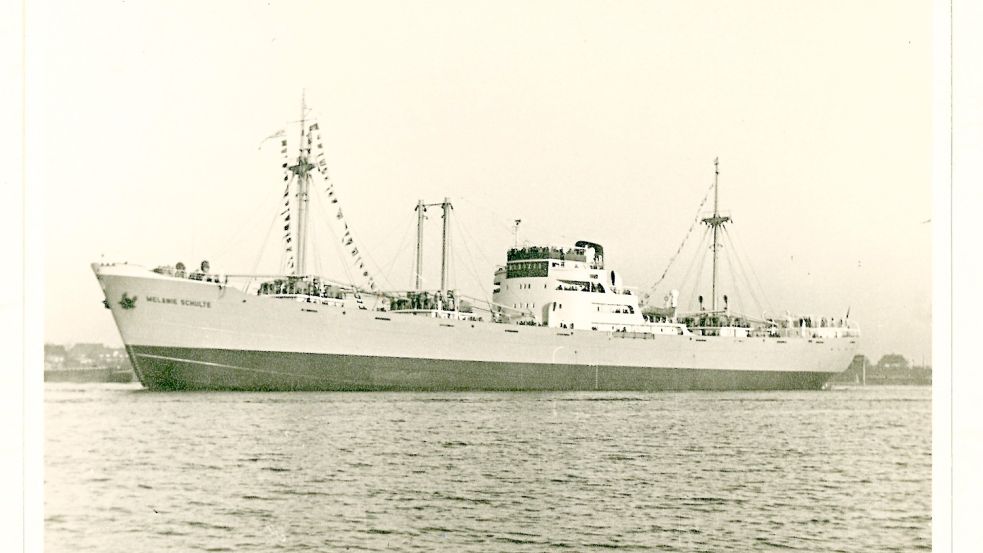 Das Motorschiff unter Flaggen: Die Melanie Schulte lief am 9. September 1952 in Emden bei den Nordseewerken vom Stapel. Foto: Bildstelle der Nordseewerke