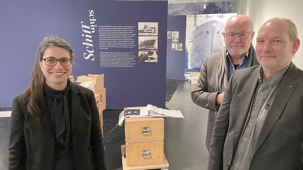 Noch wird aufgebaut: Landesmuseums-Direktorin Jasmin Alley (von links), Edzard Wagenaar und Aiko Schmidt machten sich am Freitag ein Bild von den Arbeiten an der Sonderausstellung. Foto: Päschel