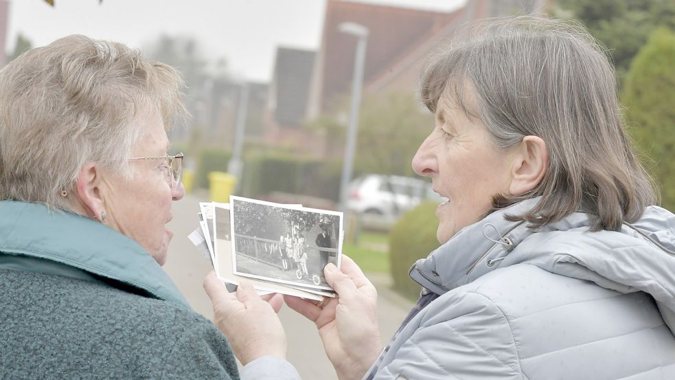 Christa Oelrichs (links) und Hilde Lühring unterhalten sich über alte Fotos, die in Hilmarsum aufgenommen wurden. Fotos: Ortgies