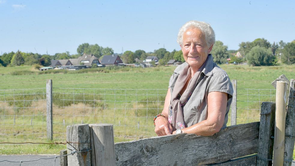 Grietje Brungers ist fast täglich am Deich, im Hintergrund ist ein Teil von Jarßum zu sehen. Fotos: Ortgies