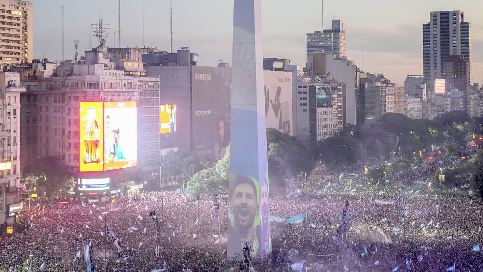 Buenos Aires im Ausnahmezustand: Nach dem Finaltriumph gab es rund um den Obelisken der Hauptstadt kein Halten mehr. Vor allem Superstar Lionel Messi wurde gefeiert. Foto: Matilde Campodonico/AP/dpa