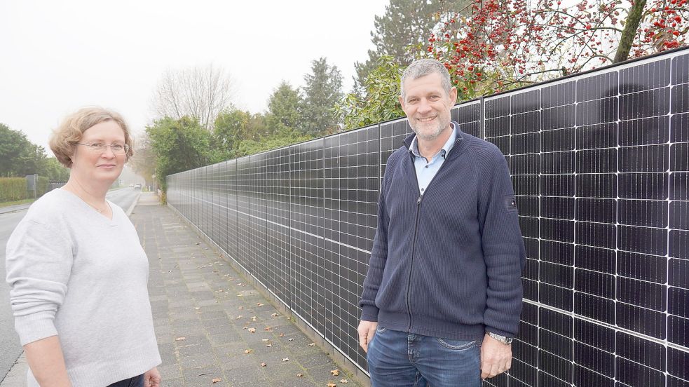 Solarmodule auf Dächern – das haben viele. Barbara und Stephan Többen aus Haselünne haben etwas Besonderes auf ihrem Grundstück: einen PV-Zaun, der Strom für ihre Solarautos erzeugt. Foto: Gonzalez-Tepper