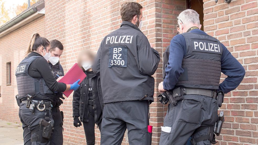 Die Polizei hat Gebäude in Ostfriesland durchsucht – wegen des Verdachts auf Menschenhandel. Das Foto zeigt aber eine andere Durchsuchungsaktion. Symbolfoto: Bockwoldt/dpa