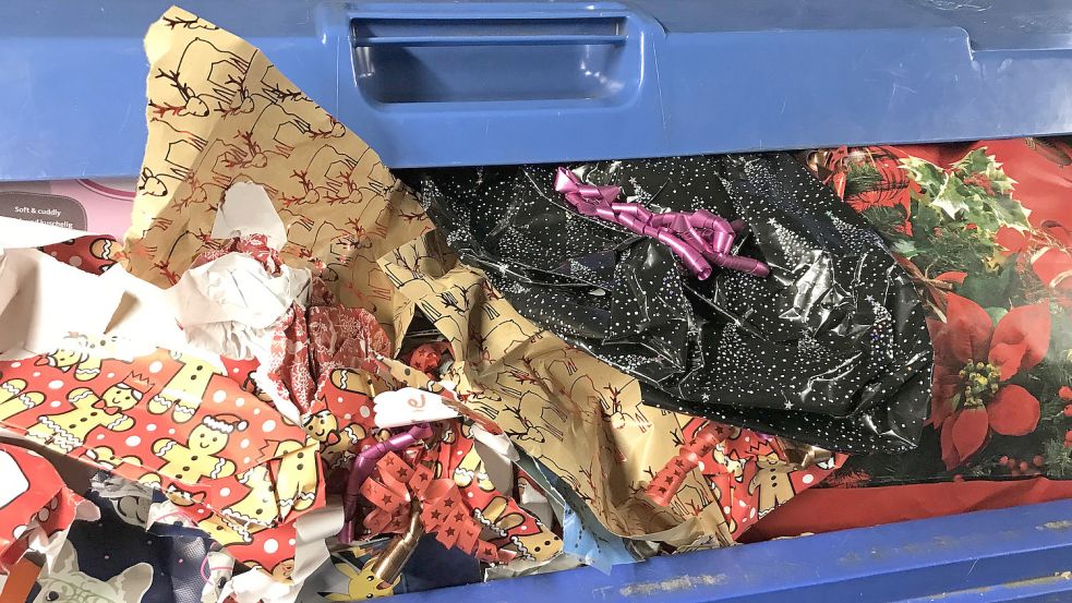 Ein voller Papiercontainer nach Weihnachten: Muss das sein? Foto: imago images/Frank Sorge