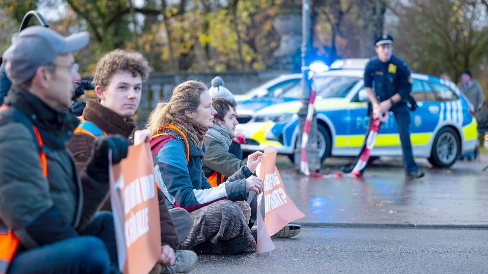 Seit Monaten blockieren Aktivistinnen und Aktivisten der „Letzten Generation“ Straßen. Foto: dpa/Lennart Preiss