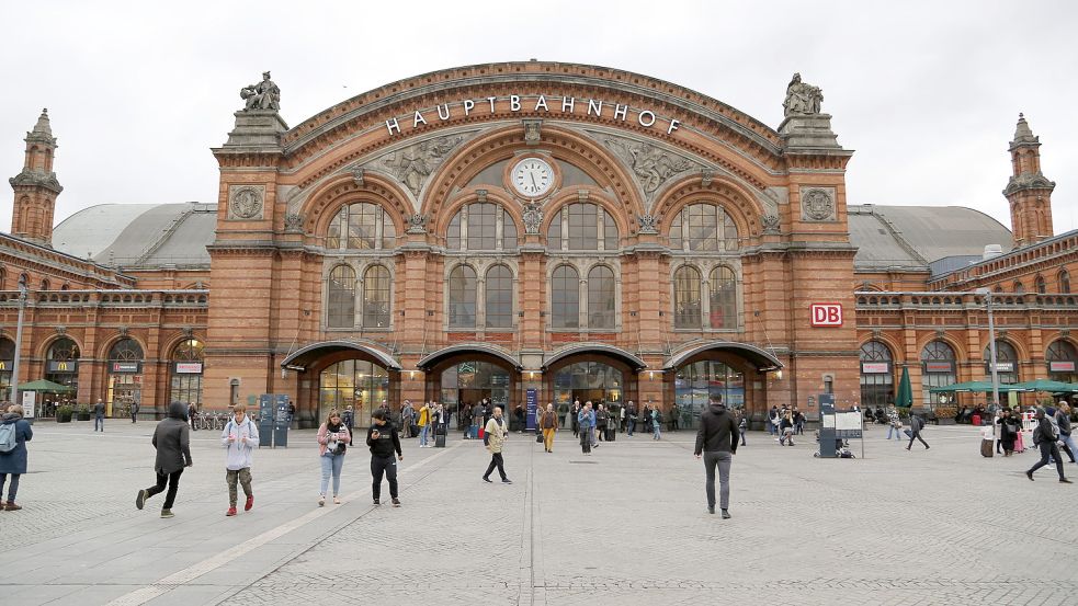 Ein aggressiver Bettler hat am Dienstag am Bremer Hauptbahnhof eine Frau sexistisch beleidigt und anschließend körperlich attackiert. Foto: imago images / STPP