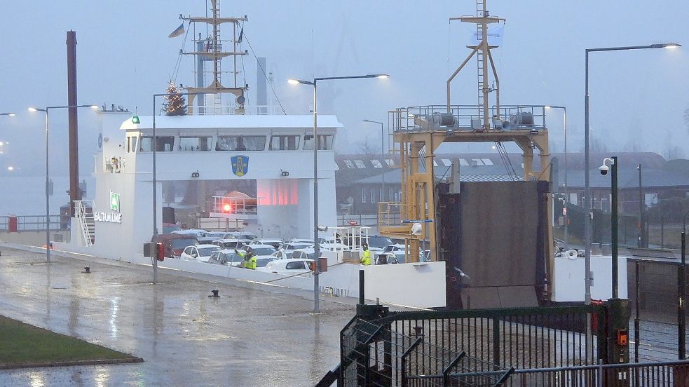 Ein Blick in den Emder Hafen: Die Transportfähre „Baltrum V“ wird gerade als Autotransport zwischen Außenhafen und Neuem Binnenhafen eingesetzt. Foto: F. Doden