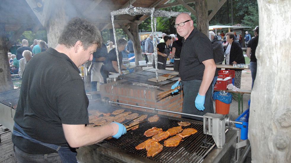 Beim jährlichen Sommerfest von vier Gemeinden am Gut Stikelkamp wird stets fleißig gegrillt. Foto: Stromann/Archiv