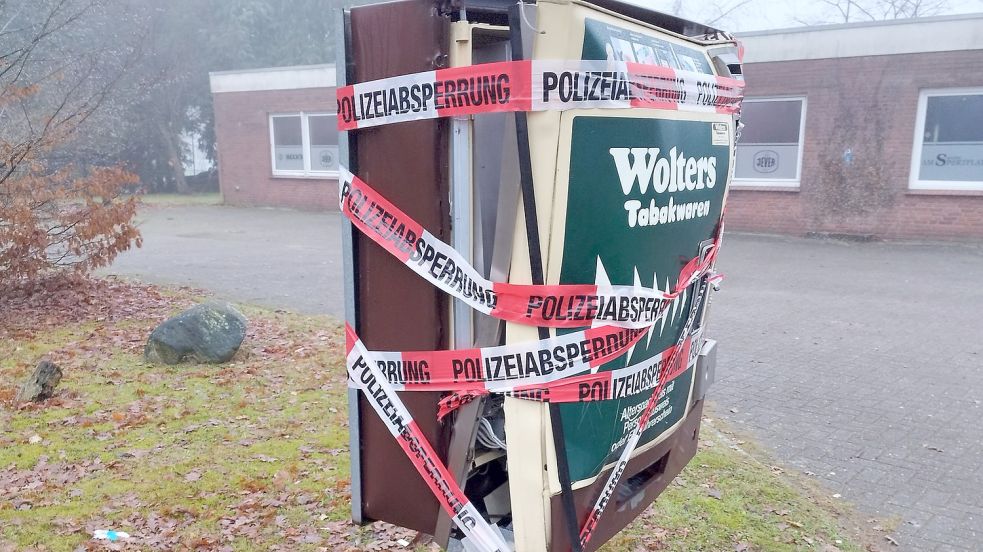 Der Zigarettenautomat in der Nähe des Sportplatzes in Aurich-Oldendorf ist in der Nacht zu Mittwoch gesprengt worden. Foto: Anwohner